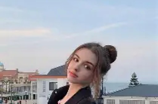 女星超大牌排场惹热议与男助理亲密举动引全网吵翻