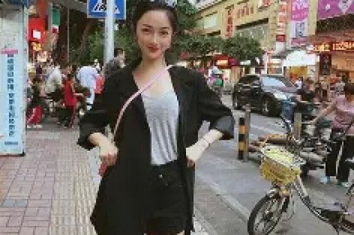 11位明星红毯上的尴尬瞬间：假摔、走光、肩带滑落第一个好心酸